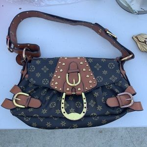 Fashionable shoulder bag